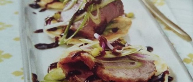 Куриная грудка с кокосовыми блинчиками и сливовым соусом