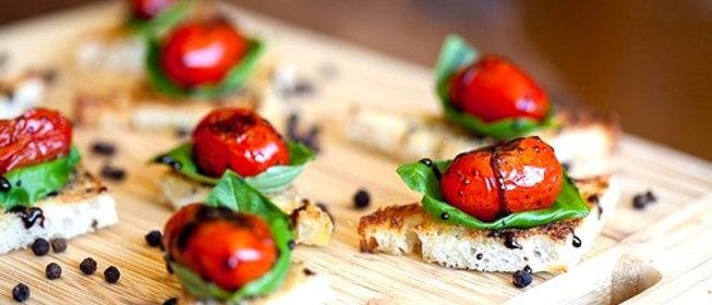 Канапе с помидорами