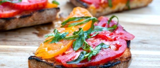 Брускетта с помидорами и базиликом