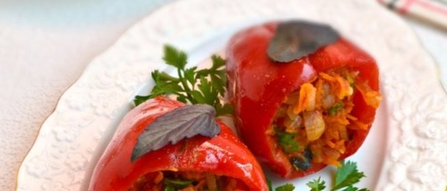 Закуска из сладкого перца, фаршированного луком, морковью и чесноком