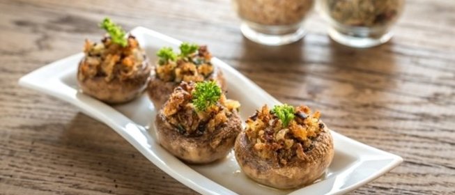 Грибы, фаршированные сыром и зеленью