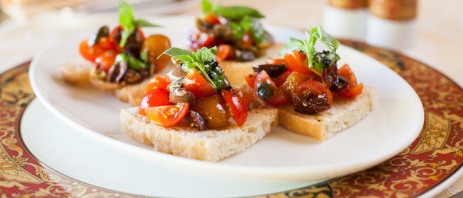 Брускетта с помидорами и оливками