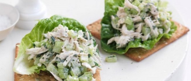 Крекеры с начинкой из курицы, зеленого лука, сельдерея и мяты