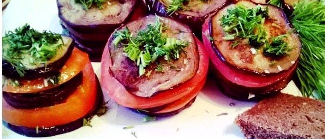Баклажаны с помидорами и чесноком