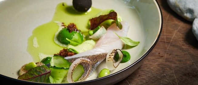 Закуска из ладожского сига с ложным картофелем под вуалью из свежего огурца