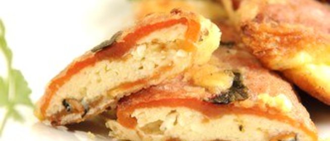 Жареные, фаршированные козьим сыром, перцы и оливки