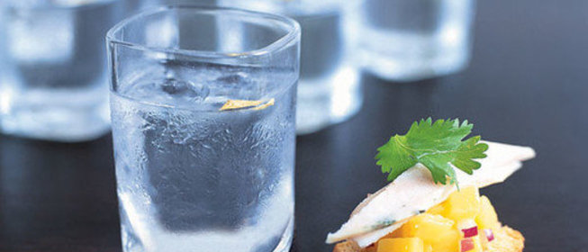 Тартинки с копченой курицей и сальсой из манго