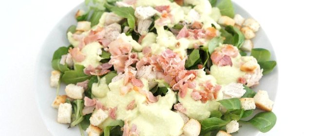 Салат с курицей и беконом под соусом из авакадо