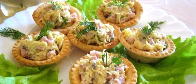 Тарталетки с ветчиной и помидорами