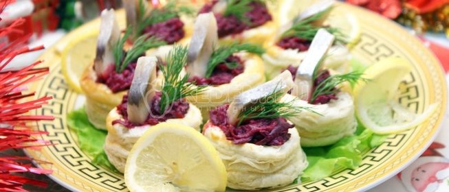 Волованы со свёклой и сельдью