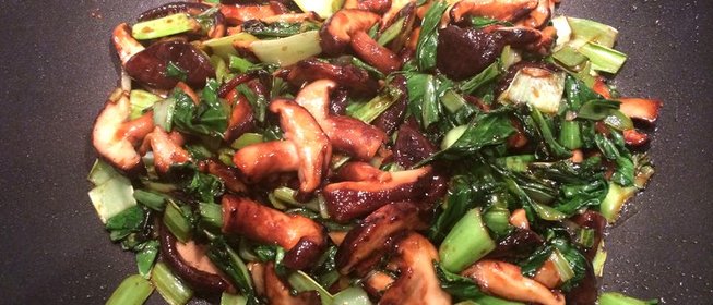 Пак-чой с грибами и кунжутом