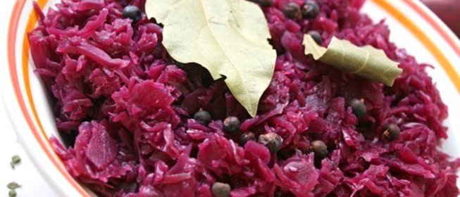 Красная капуста с луком в красном вине