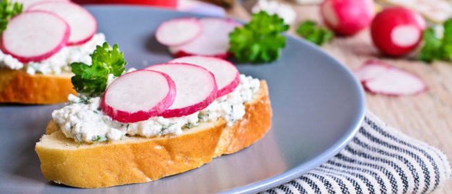 Брускетта с редисом