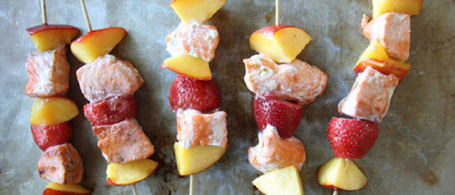 Лосось на гриле с клубникой и нектарином