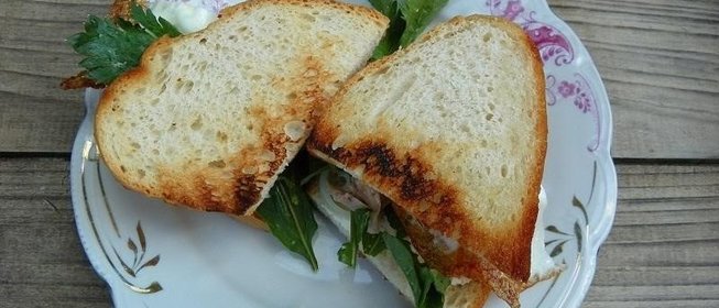 Сэндвич с яичницей и рукколой