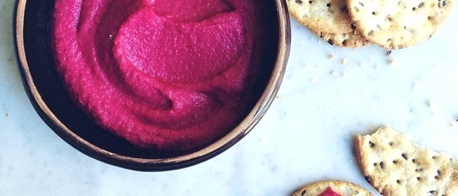 Розовый хумус