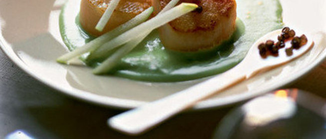 Морские гребешки с черной икрой