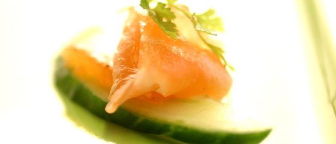 Канапе с огурцом и лососем