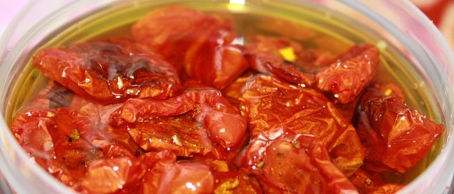 Вяленые помидоры в оливковом масле с чесноком и травами