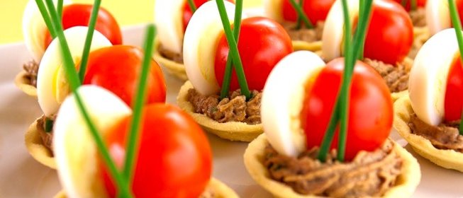 Тарталетки с печеночным муссом, перепелиными яйцами и помидорами черри