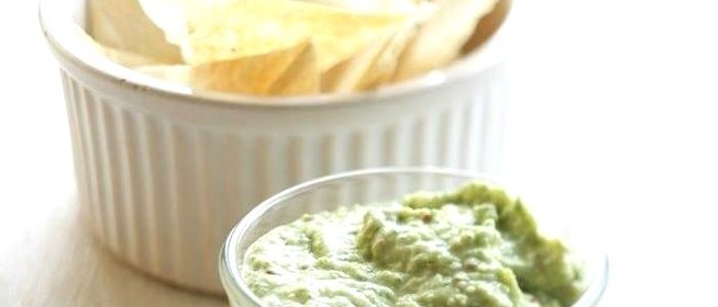 Чипсы из лаваша с соусом из авокадо