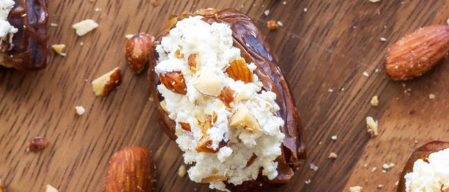 Финики, фаршированные козьим сыром и миндалем