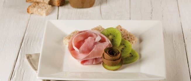 Брускетта с киви и ветчиной