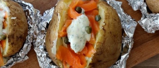 Печеный картофель с форелью и сливочным соусом