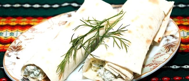 Лаваш с творогом и чесноком