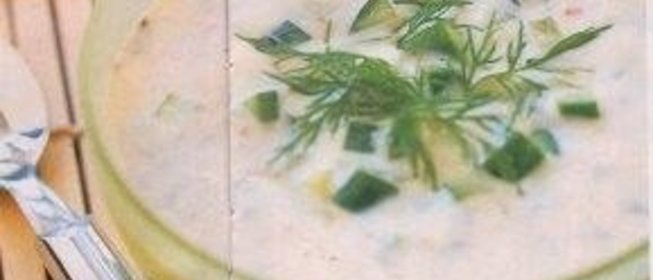 Молочный суп с йогуртом, огурцом и укропом