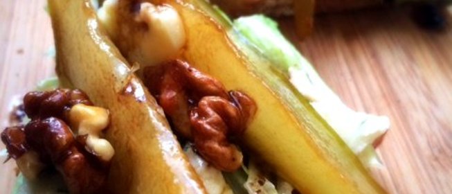 Брускетта с медовой грушей и сыром дор-блю