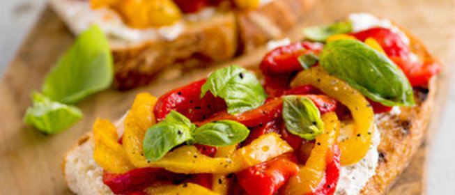 Брускетта с помидорами и сладким перцем