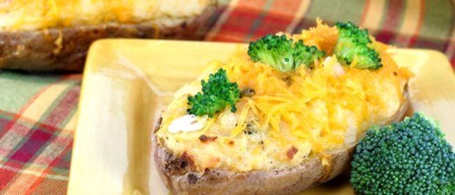 Сладкий картофель, фаршированный брокколи и фетой