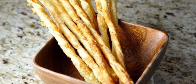 Сырные палочки из слоеного теста