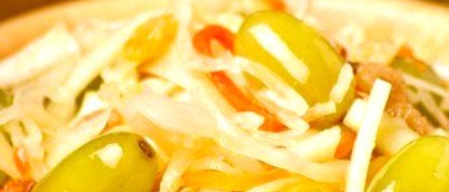 Шукрут с яблоками и виноградом