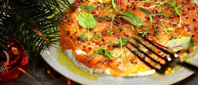 Лосось с ванильным соусом и укропной сметаной