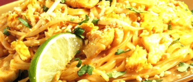 Рисовая лапша с куриным филе и кабачками в арахисовом соусе