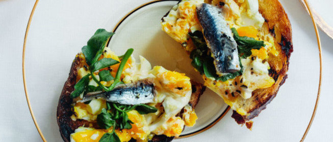 Кростини с яйцом и анчоусами