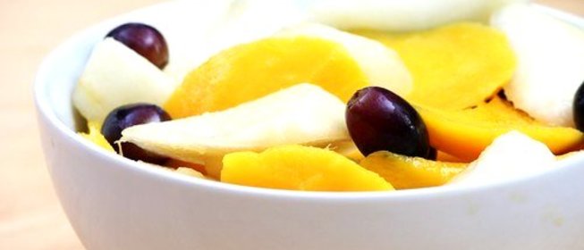 Свежий фруктовый салат с цитрусовым сиропом