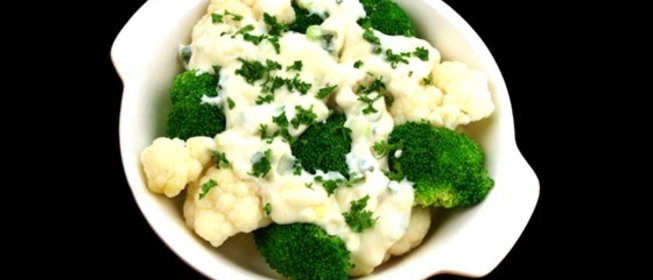 Закуска из капусты романеско и брюссельской с горчичным маслом и каперсами