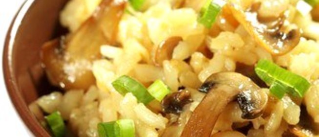 Рис с лесными грибами и зеленым луком