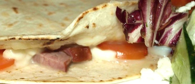 Итальянская лепешка с помидорами, копченной говядиной и сыром моцарелла