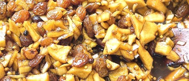 Яблочный чатни со специями и изюмом