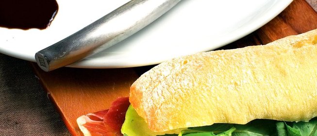 Моцарелла с моденским бальзамическим уксусом