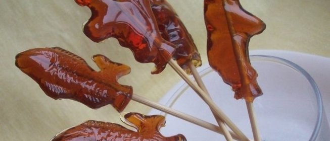 Сахарный петушок на палочке