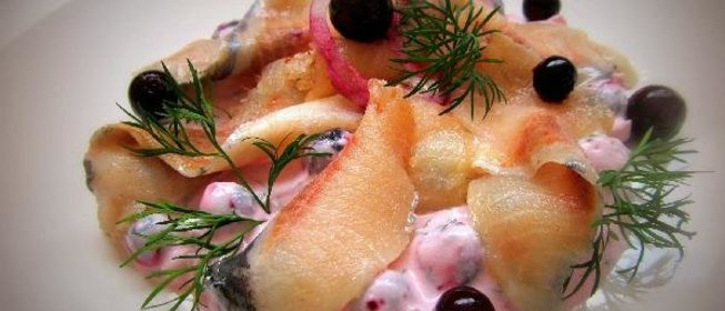 Сельдь домашнего, пряного посола со смородиновым соусом