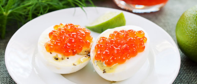 Закуска из яиц с красной икрой
