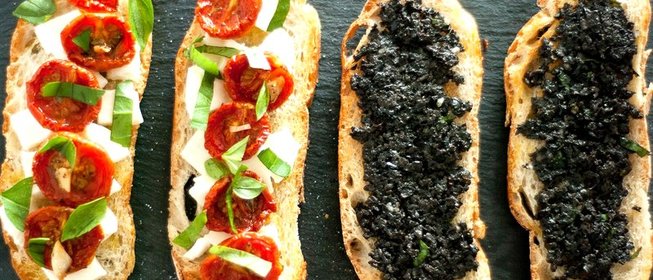 Брускетта с вялеными томатами и оливковым тапенадом