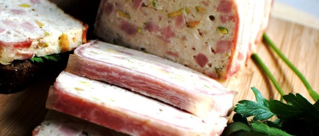 Куриный террин с ветчиной и фисташками