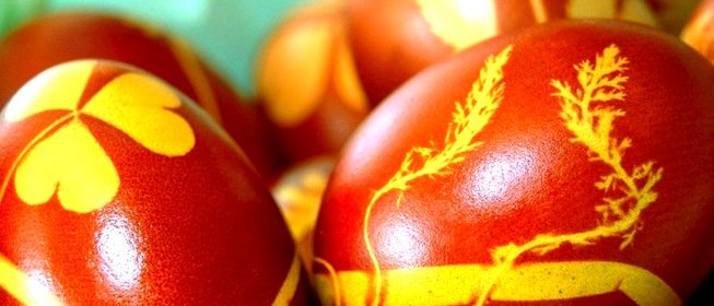 Красные яйца на пасху
